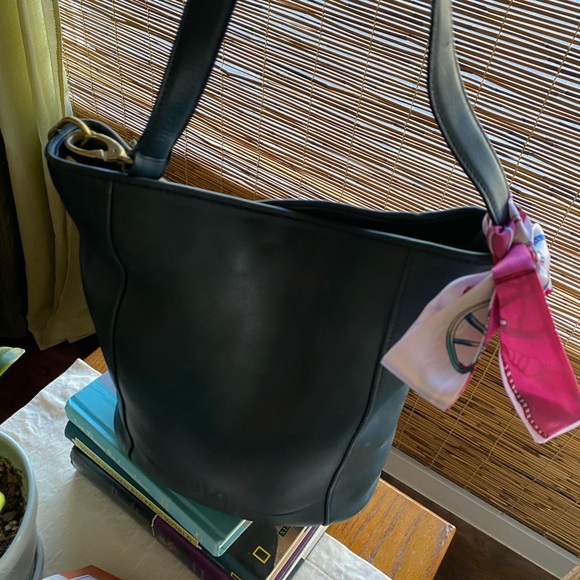 ANNE KLEIN II NAVY BUCKET SHOULDER BAG!! - Picture 3 of 6